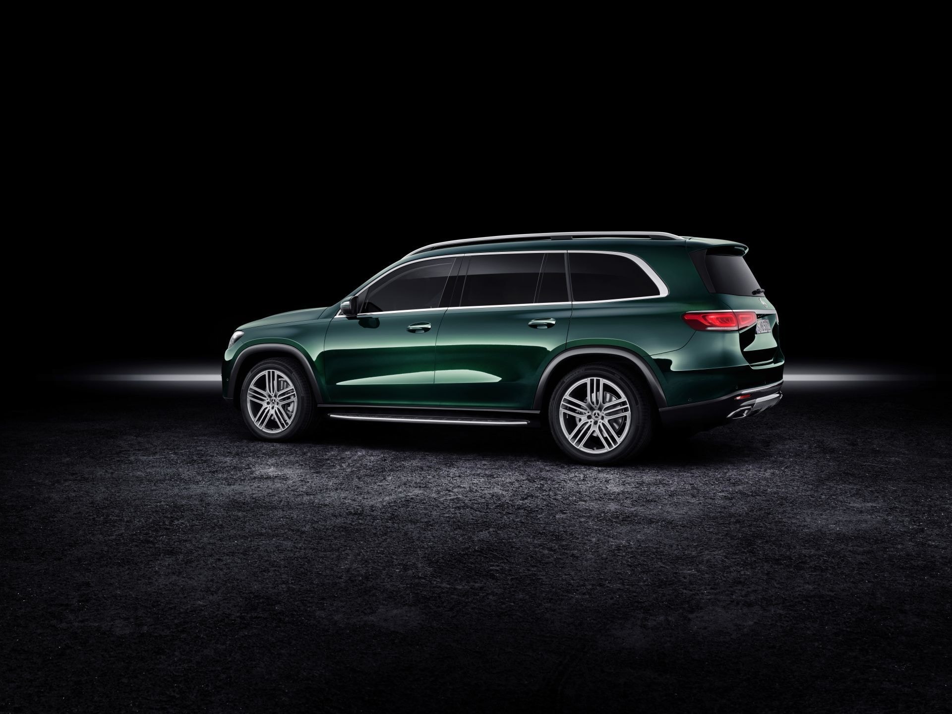 Perspectiva trasera y lateral del GLS, reflejando su amplitud.