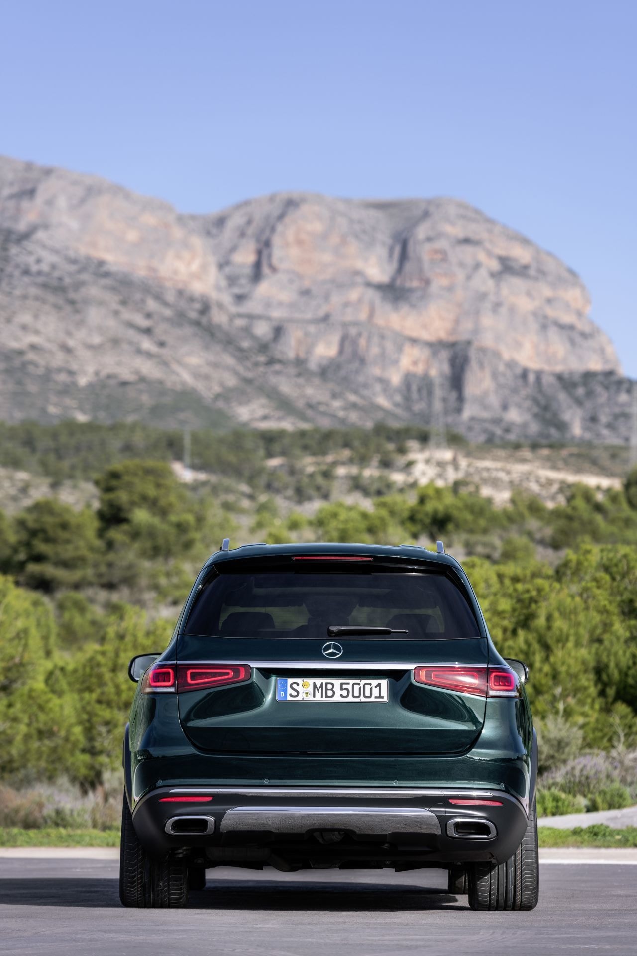 Vista trasera Mercedes GLS con montañas de fondo.