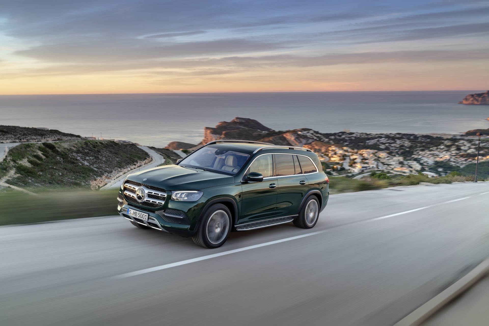 Imagen dinámica del Mercedes GLS en color verde durante conducción costera.