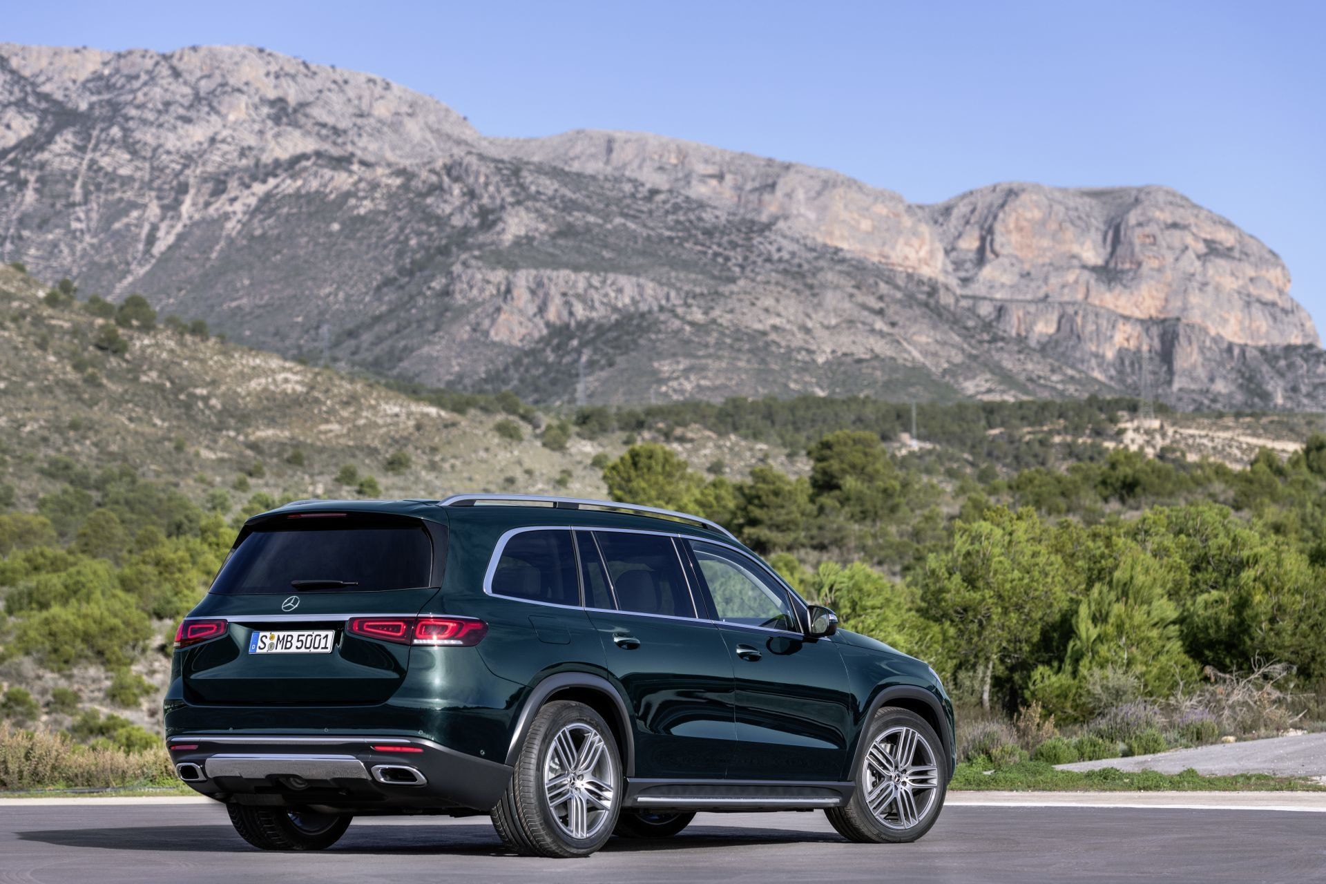 Mercedes GLS desde atrás-lateral mostrando sus líneas.