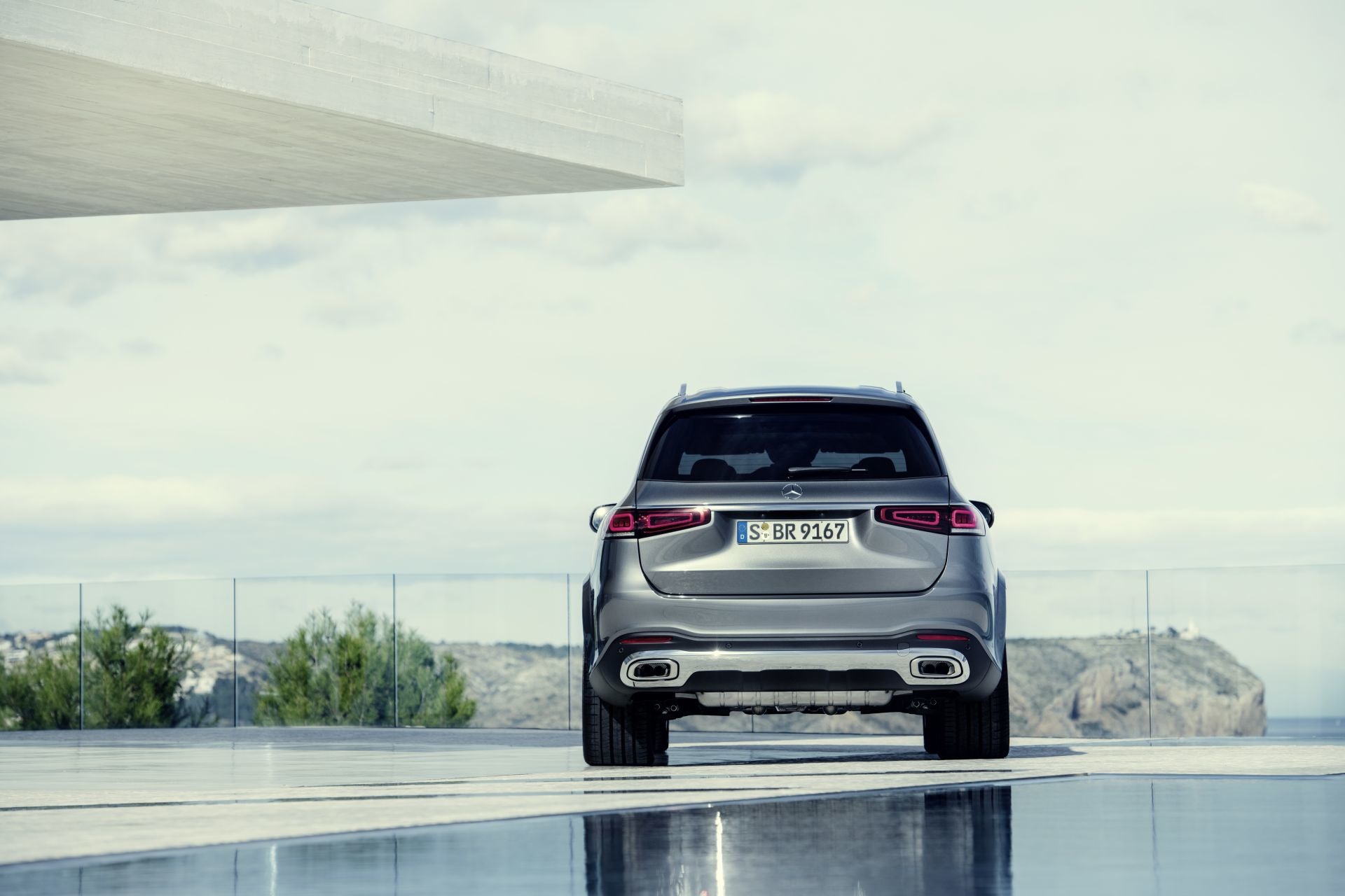 Imagen trasera del Mercedes GLS, resaltando su diseño y escape.