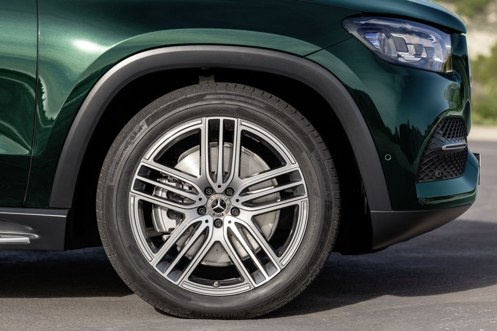 Detalle de la rueda del Mercedes GLS con llanta de aleación.