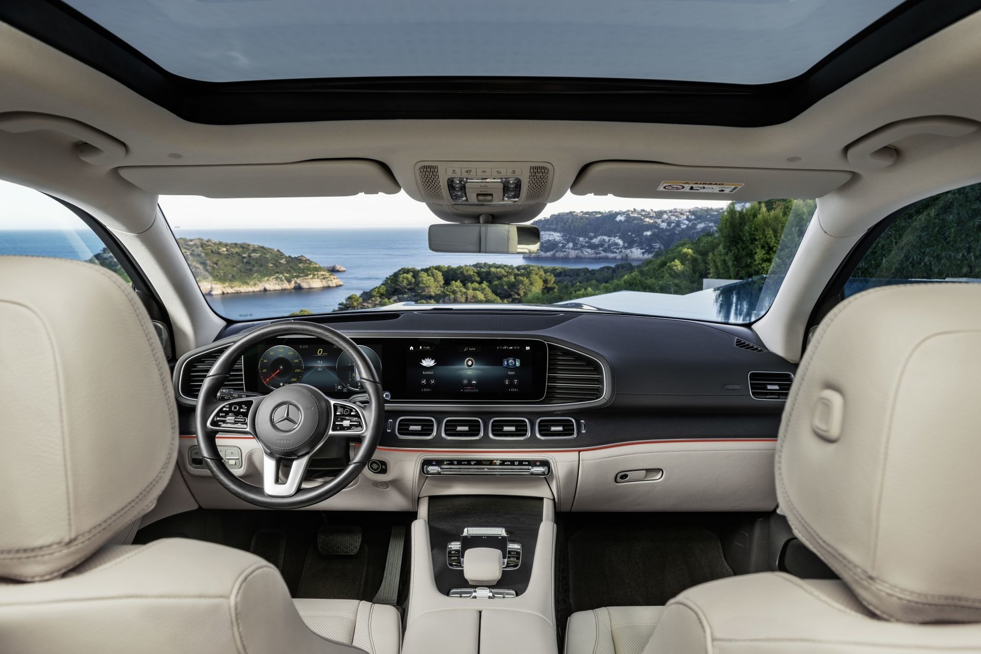 Vista frontal del panel de control y volante del Mercedes GLS.