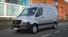 Vista lateral del Mercedes Sprinter en movimiento, destacando su diseño funcional. Vista lateral del Mercedes Sprinter en movimiento, destacando su diseño funcional.