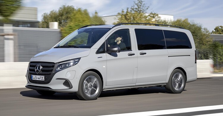 Vista dinámica lateral del Mercedes Vito eléctrico en carretera