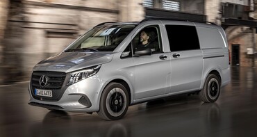 Mercedes Vito deslizándose por la ciudad con diseño lateral elegante. Mercedes Vito deslizándose por la ciudad con diseño lateral elegante.