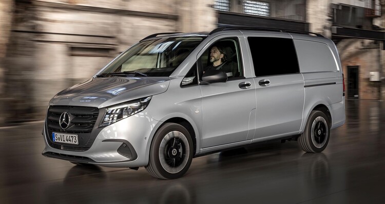 Mercedes Vito deslizándose por la ciudad con diseño lateral elegante.