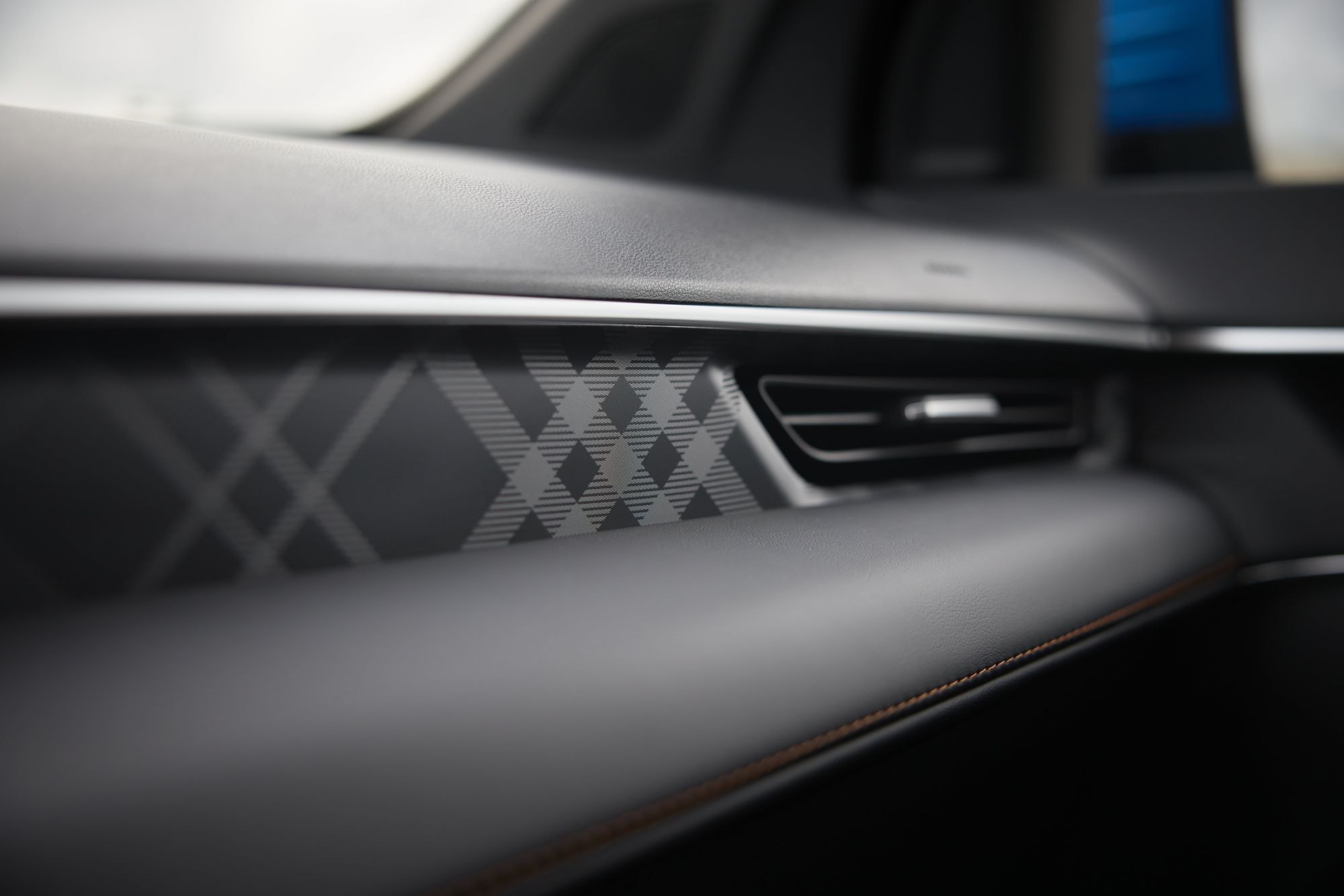 Vista detallada del acabado interior, resaltando su elegancia y modernidad.