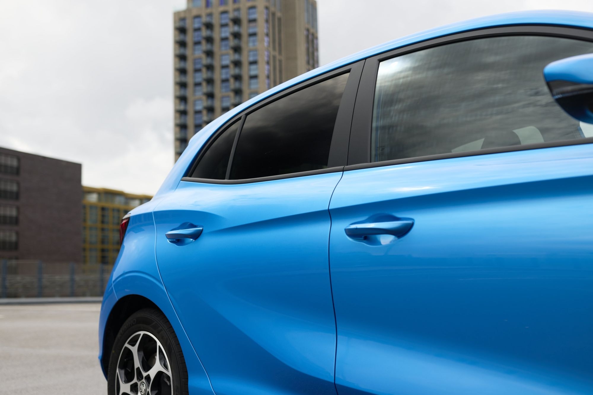 Perspectiva superior del MG 3 híbrido, mostrando su diseño atractivo.