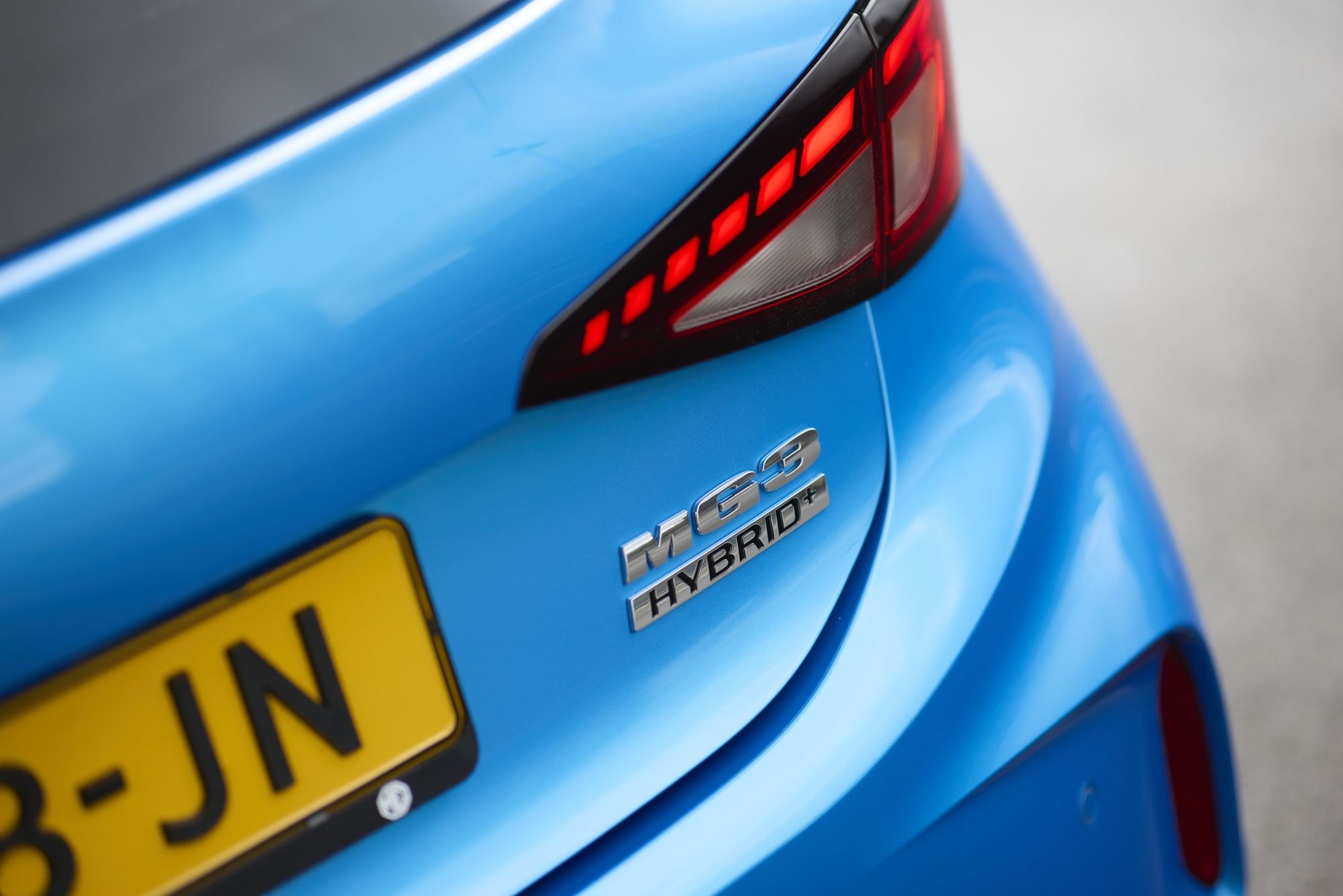 Vista lateral del MG 3 híbrido, destacando su forma aerodinámica.