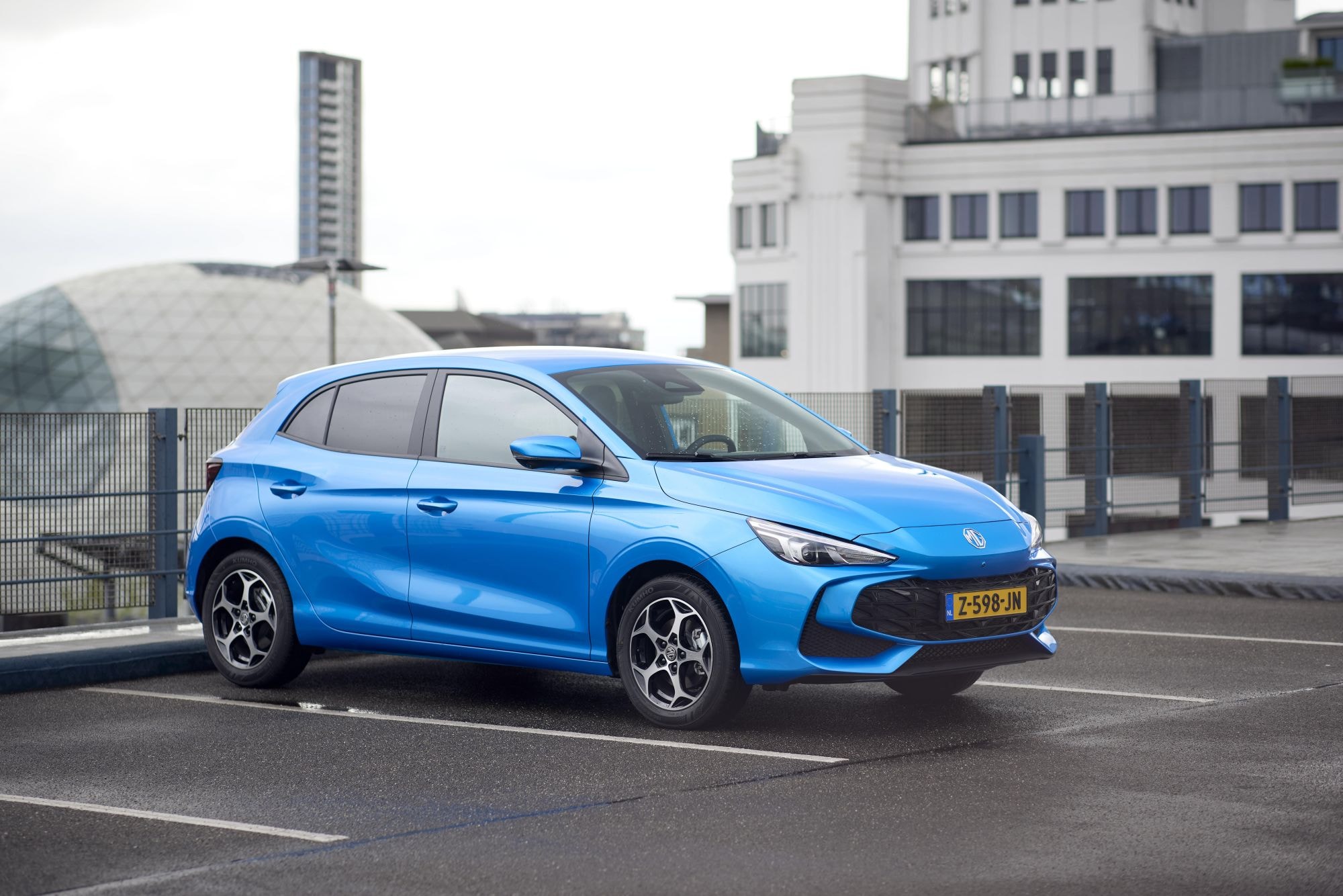 Vista aérea del MG 3 híbrido, evidenciando su diseño contemporáneo.