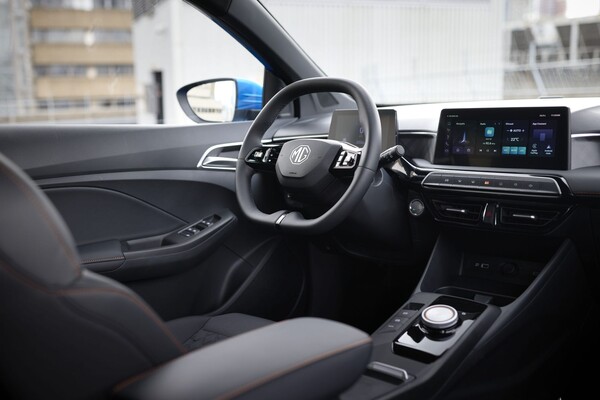 Interior del MG 3 híbrido, resaltando su diseño moderno y funcional. Interior del MG 3 híbrido, resaltando su diseño moderno y funcional.