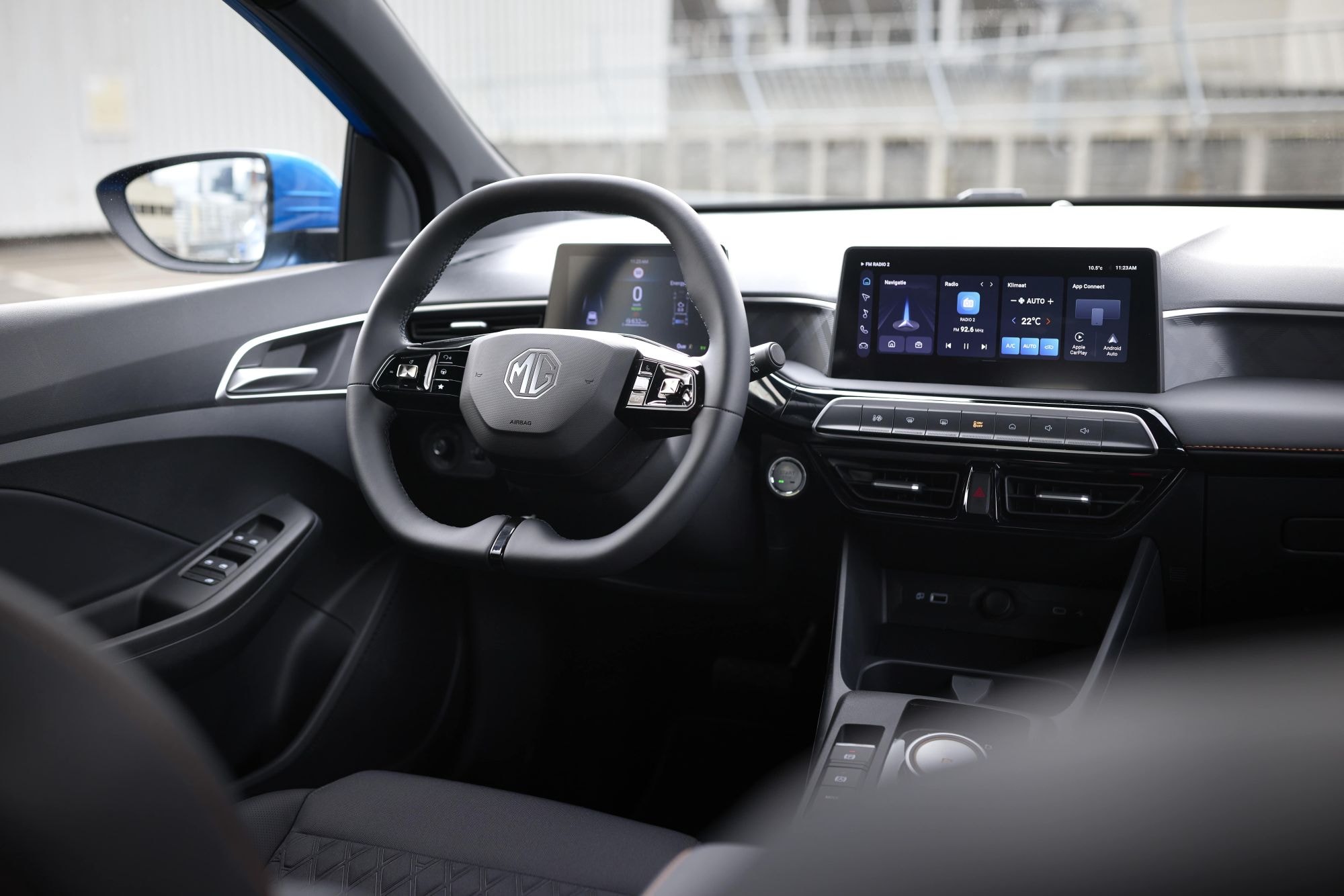 Vista lateral del interior del MG 3 híbrido, con detalles estilizados.