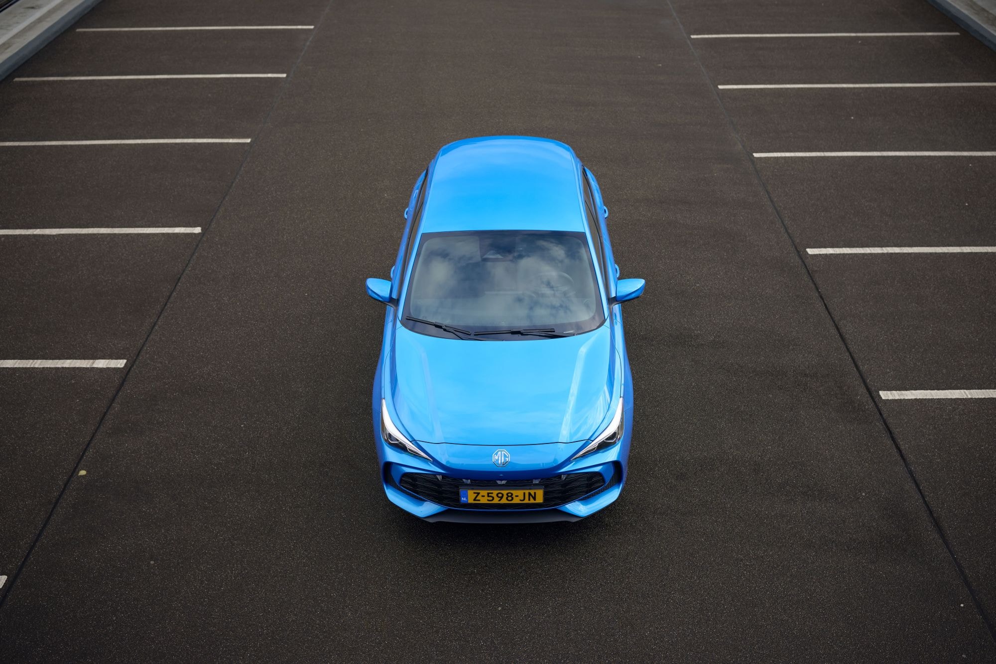 Línea limpia del interior del MG 3 híbrido, con consola bien equipada.