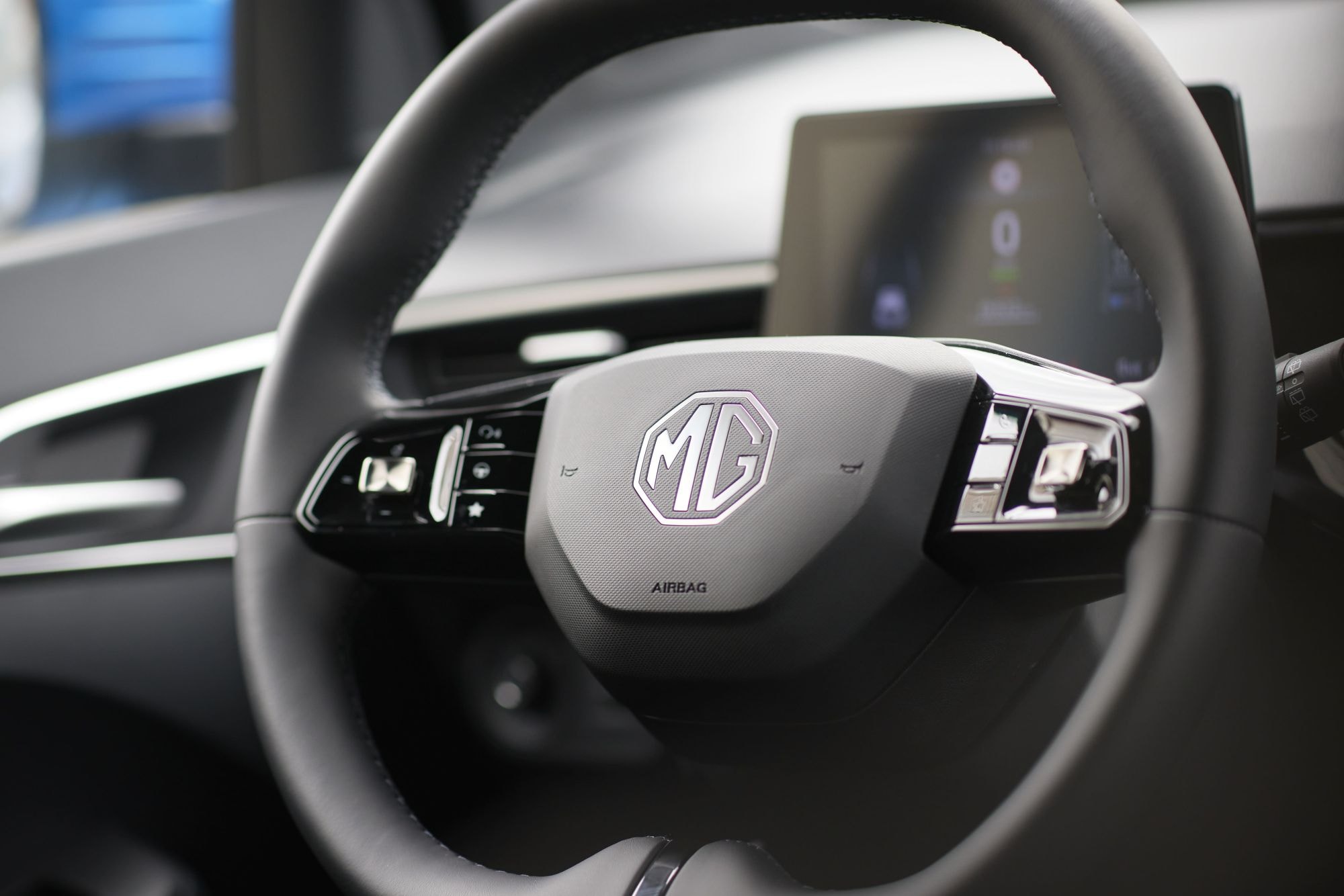 Vista lateral y frontal del MG 3 híbrido en un entorno urbano.