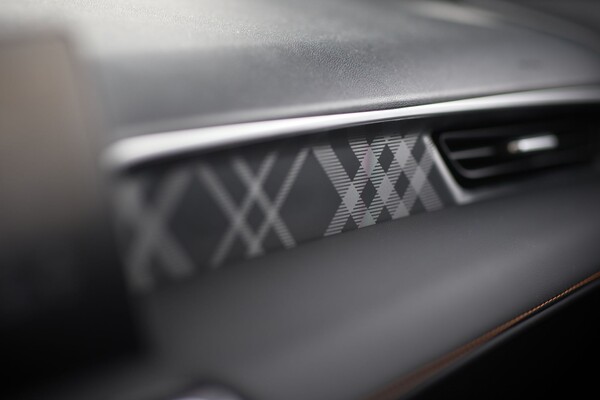 Pantalla de instrumentación digital mostrando información vital del vehículo. Pantalla de instrumentación digital mostrando información vital del vehículo.