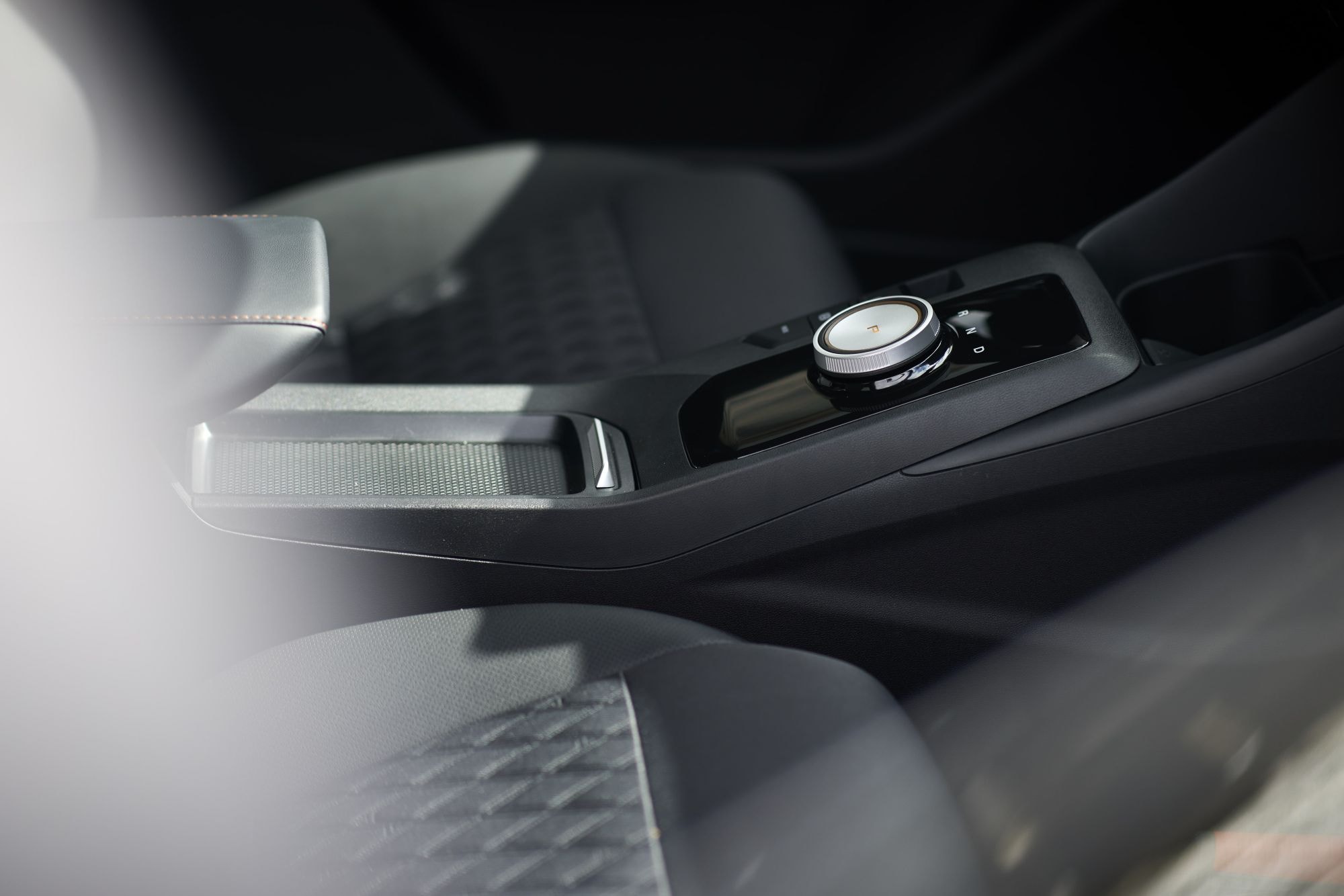 Detalle de la parte superior del tablero, resaltando el diseño moderno.