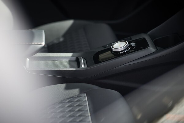 Detalle de la parte superior del tablero, resaltando el diseño moderno. Detalle de la parte superior del tablero, resaltando el diseño moderno.