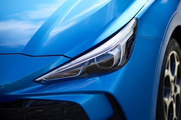 Vista del volante desde el interior, centrado en el logotipo MG. Vista del volante desde el interior, centrado en el logotipo MG.