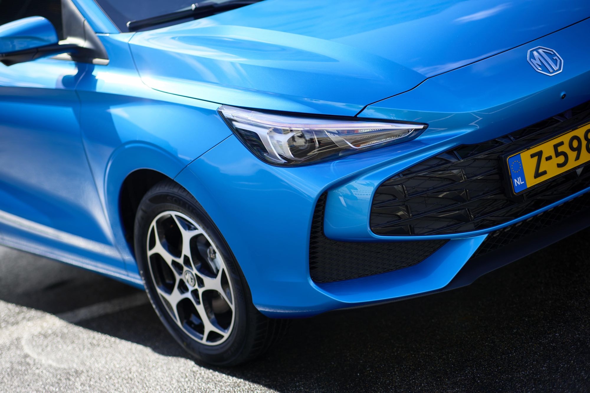 Primer plano del faro del MG 3 híbrido, enfatizando su diseño innovador.