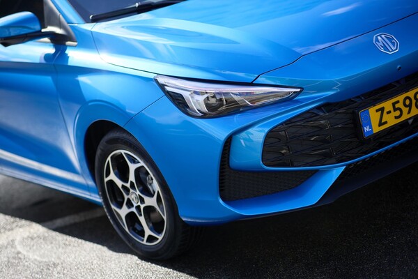 Primer plano del faro del MG 3 híbrido, enfatizando su diseño innovador. Primer plano del faro del MG 3 híbrido, enfatizando su diseño innovador.