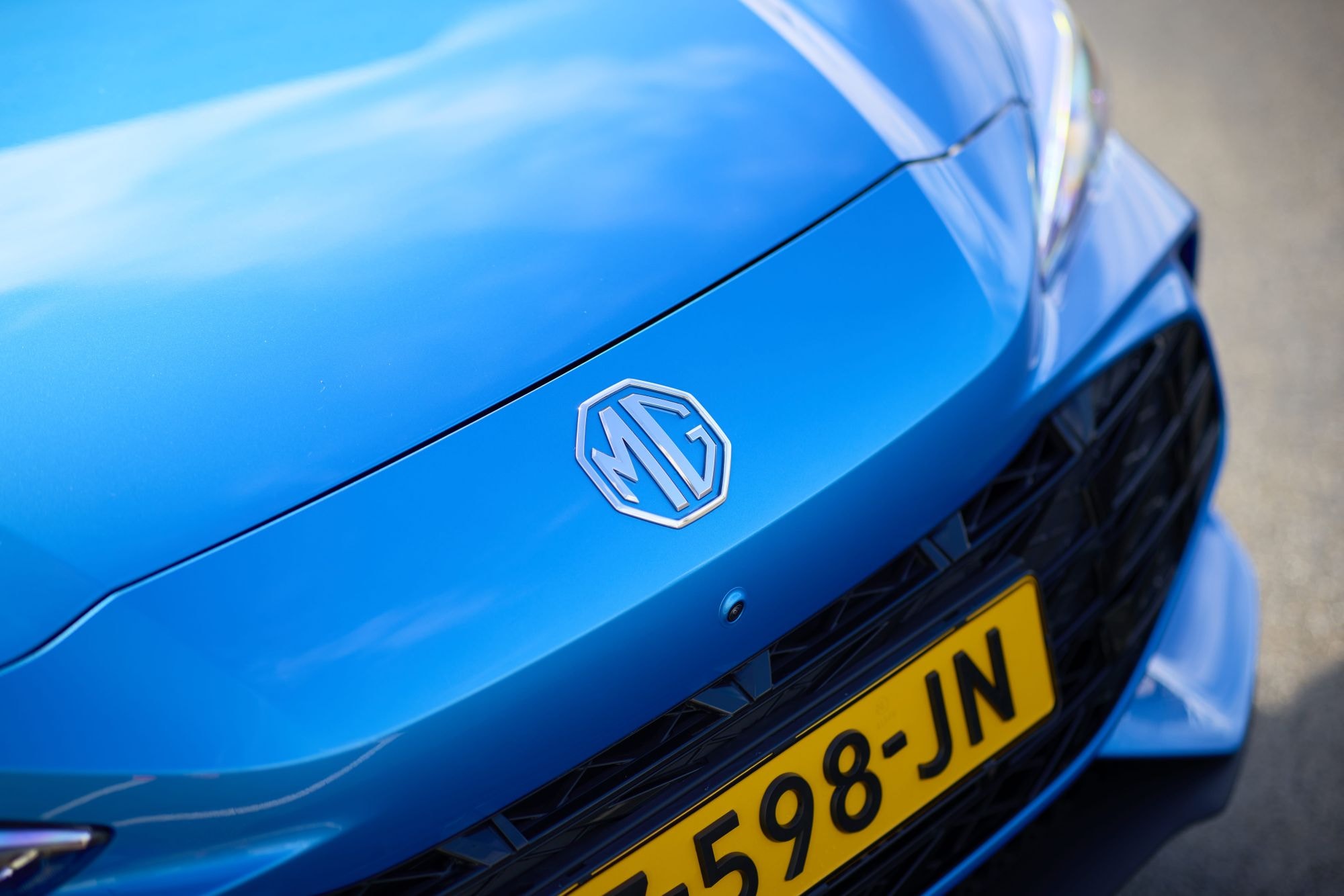 Vista del frontal del MG 3, mostrando su parachoques deportivo y detalles.