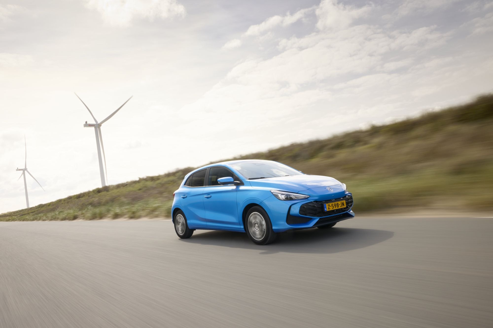 MG 3 híbrido avanzando por carretera, reflejando su eficiencia.