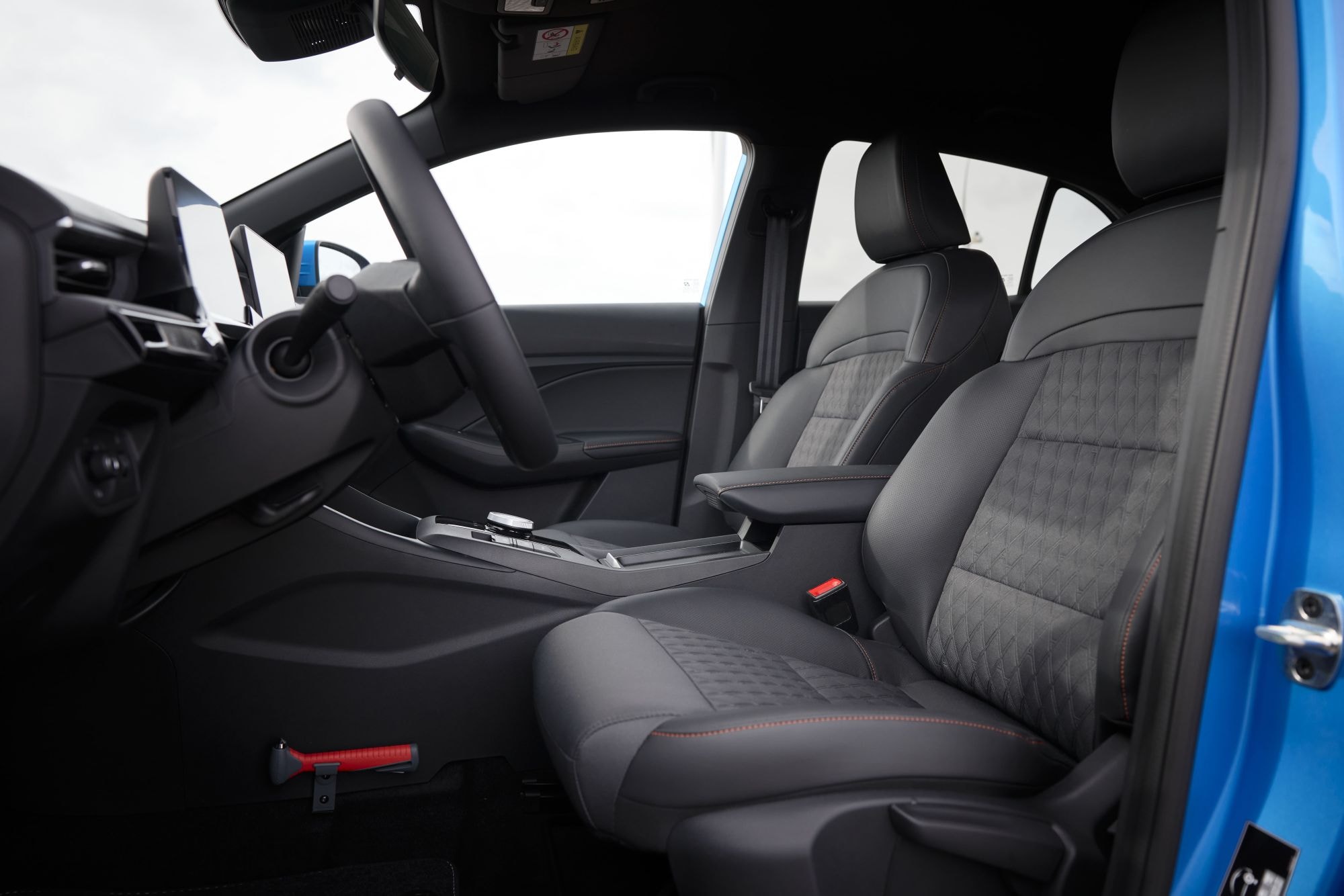 Detalle del diseño interior, destacando materiales de calidad.