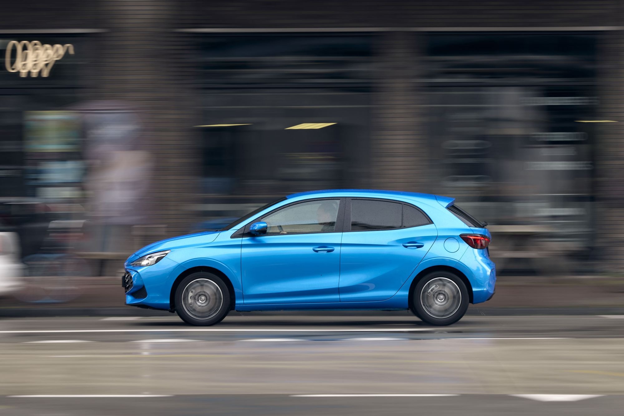 El MG 3 híbrido en movimiento, mostrando su agilidad en la carretera.