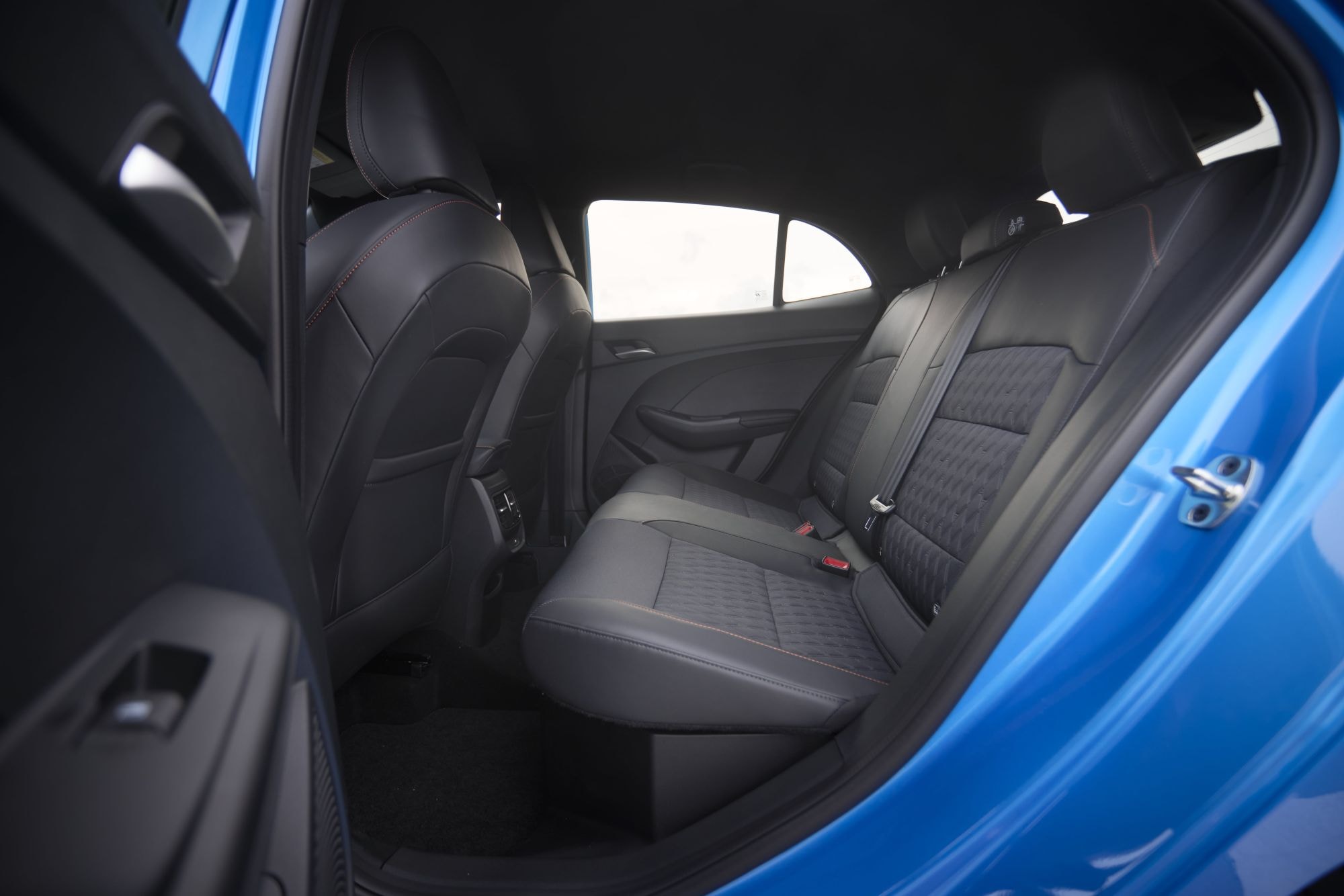 El MG 3 híbrido muestra su frontal moderno y deportivo en movimiento.