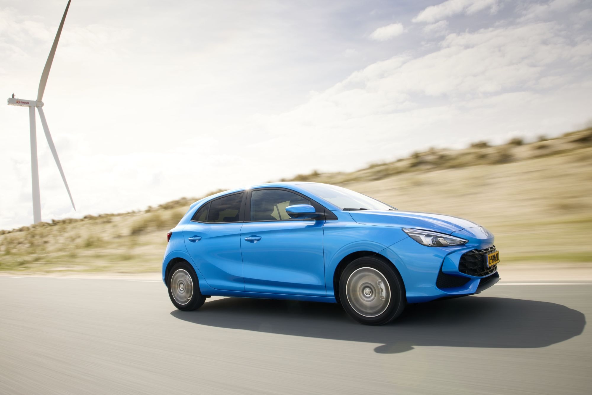 Vista frontal del MG 3 híbrido destacando su parrilla y faros.