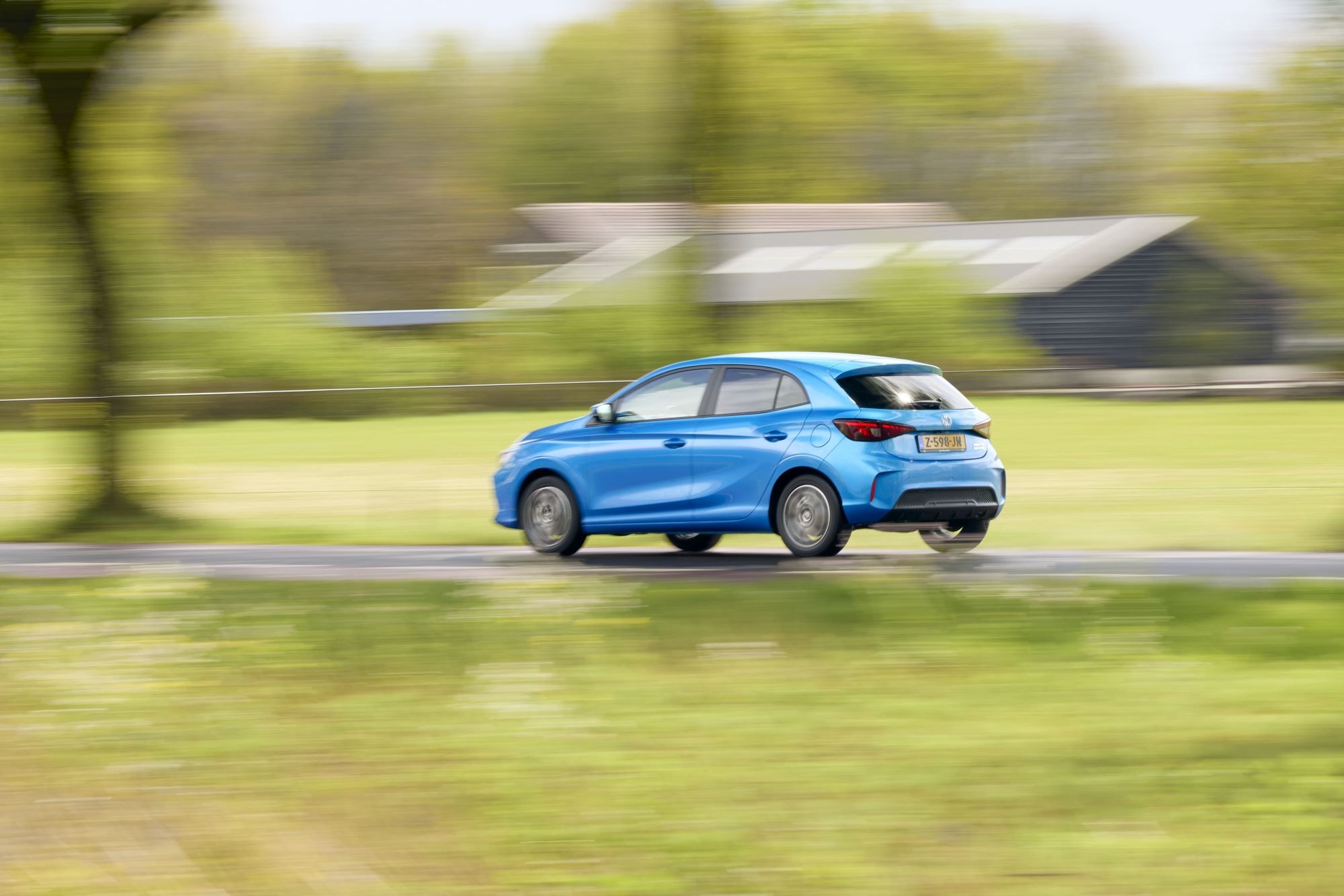 Vista lateral del MG 3 híbrido, destacando su diseño moderno.