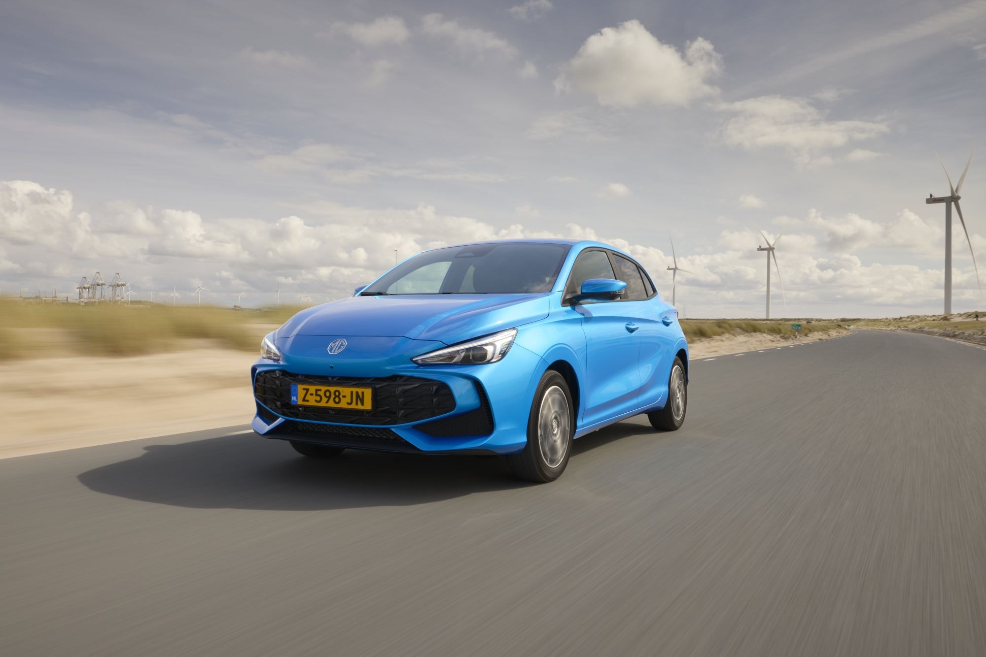 MG 3 híbrido en rápida circulación, refuerza su carácter dinámico.