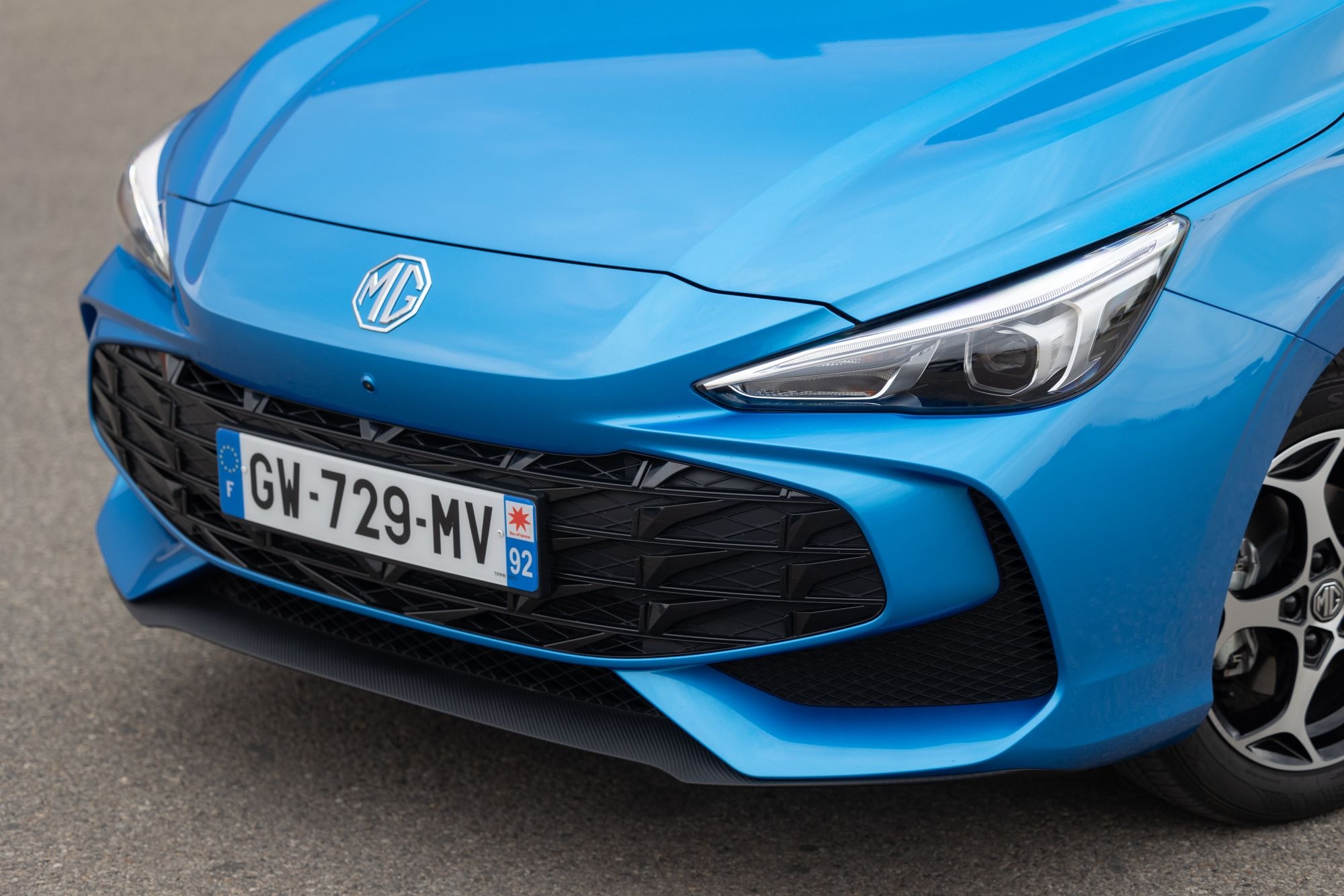 Primer plano de la llanta del MG 3, mostrando su diseño elegante.