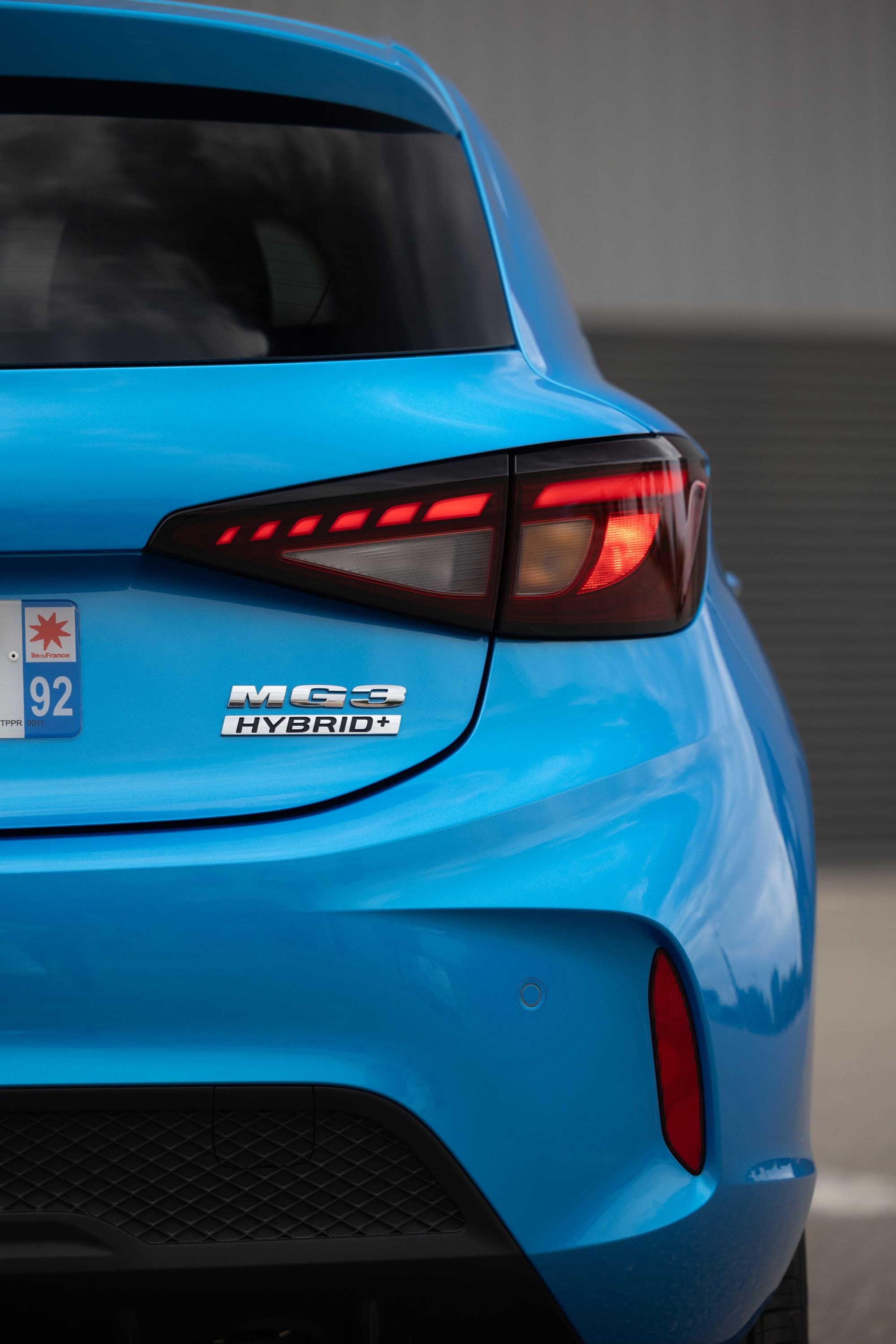 El MG 3 rodando en un entorno natural, destacando su versatilidad.