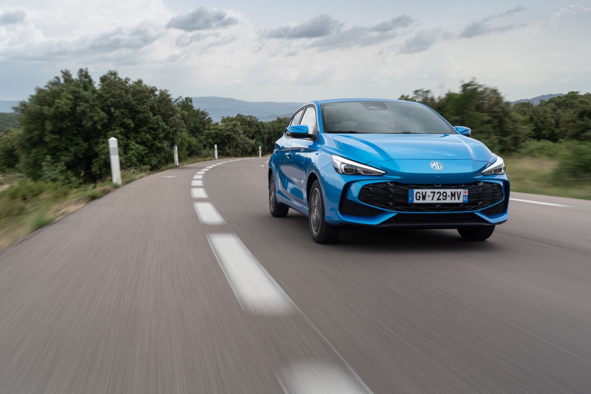 El MG 3 mostrando su diseño moderno y aerodinámico al avanzar.