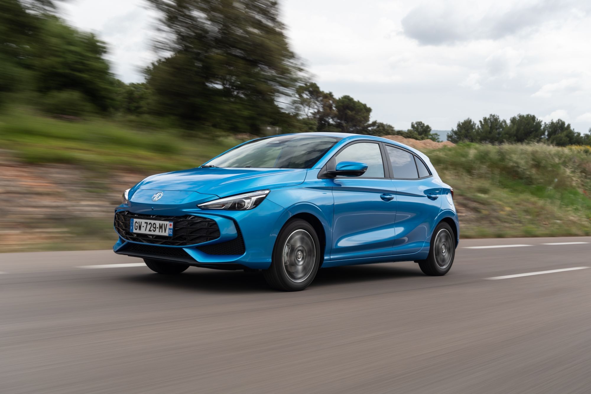 Perfil dinámico del MG 3, destacando su línea deportiva.