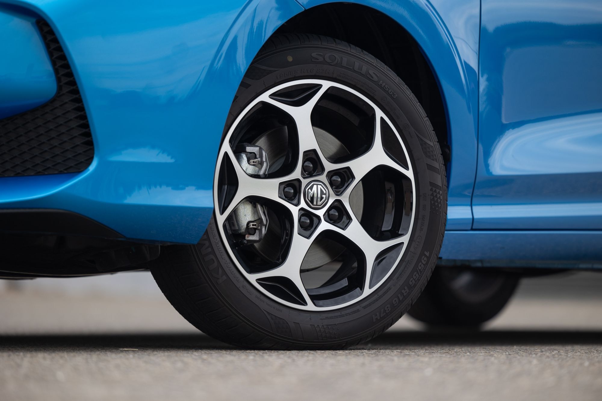 Movimiento del MG 3 en ruta, enfatizando su diseño atractivo.