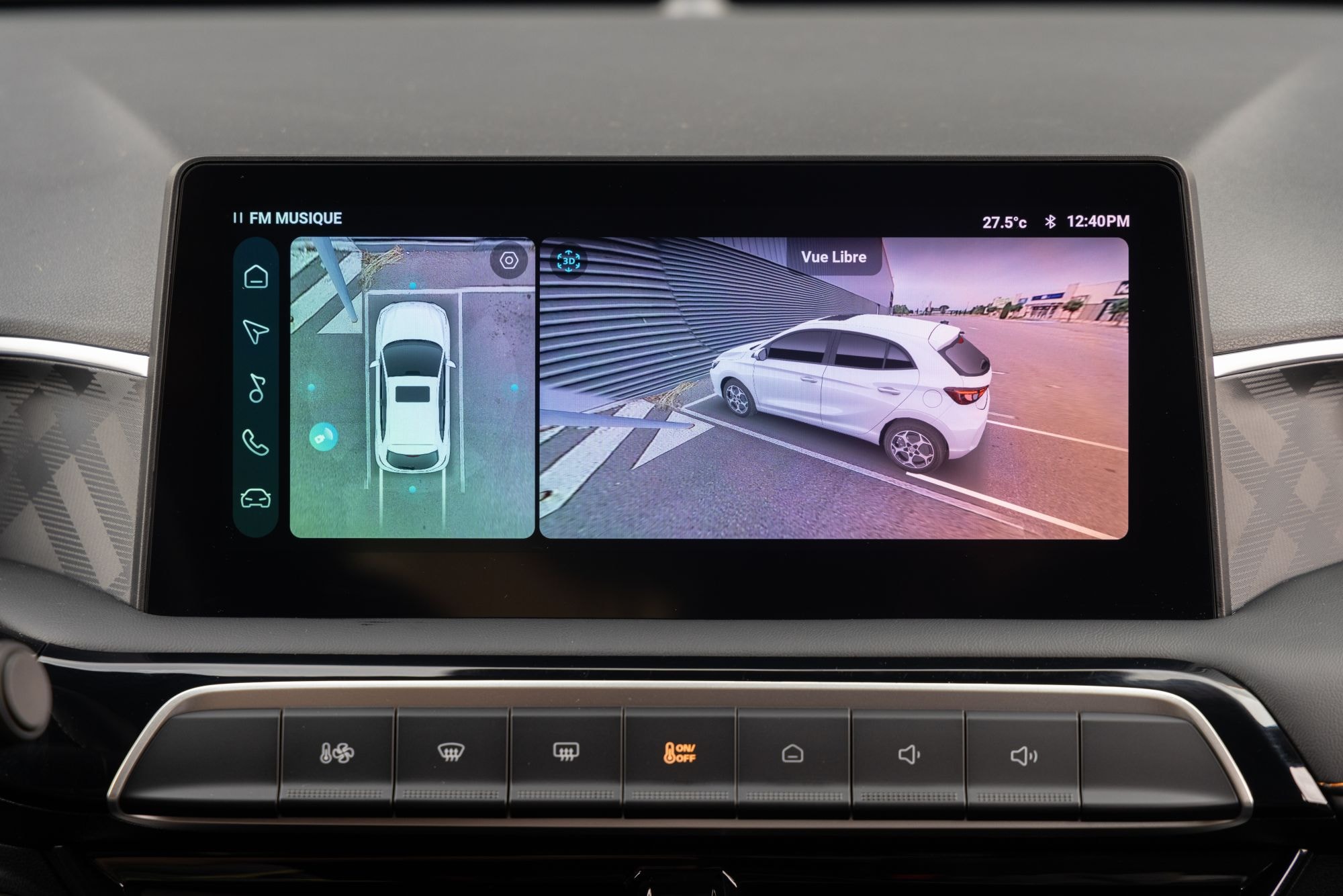 Consola central con puerto USB y controles. Práctica y funcional.
