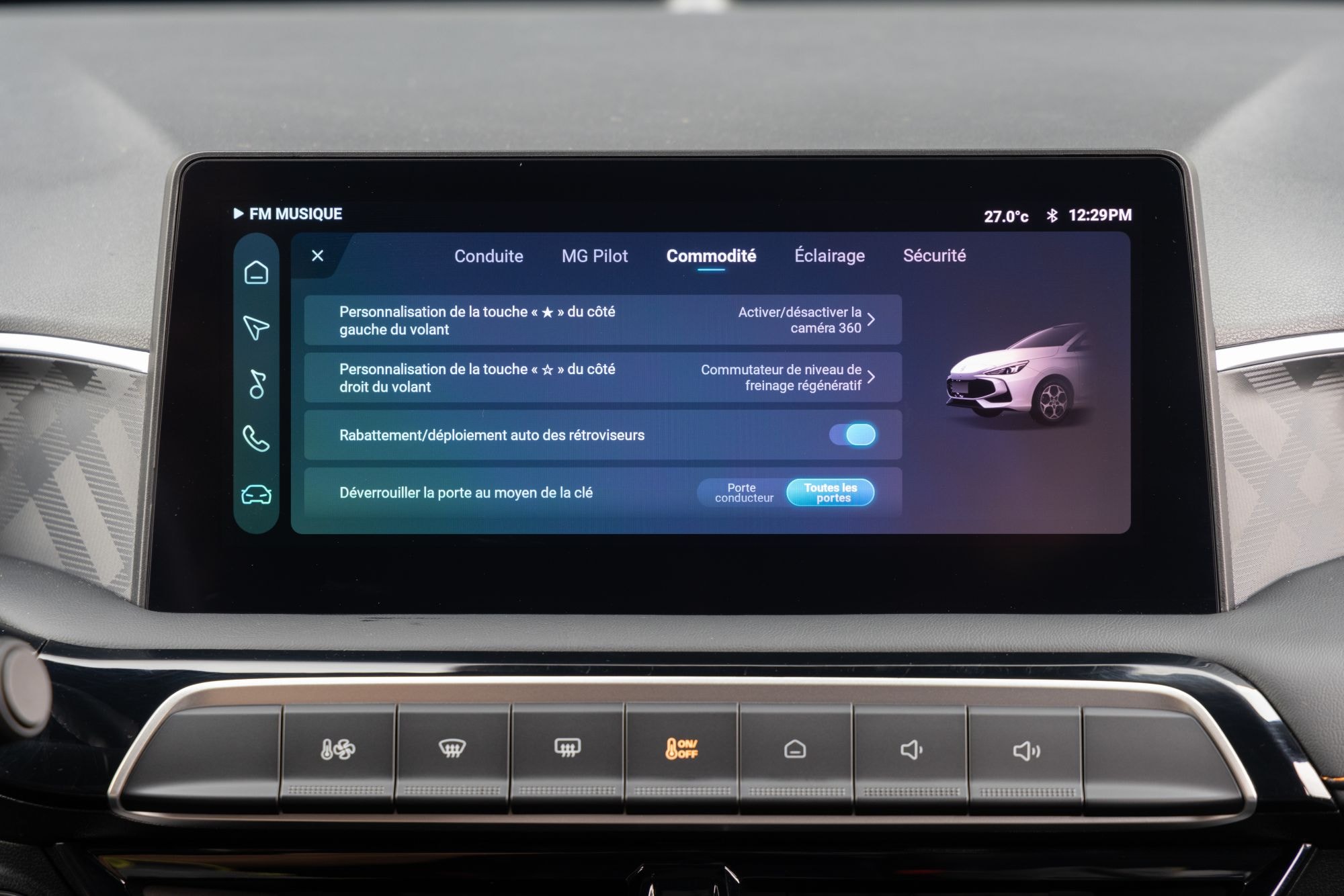 Vista de los controles de climatización y audio, diseño intuitivo.