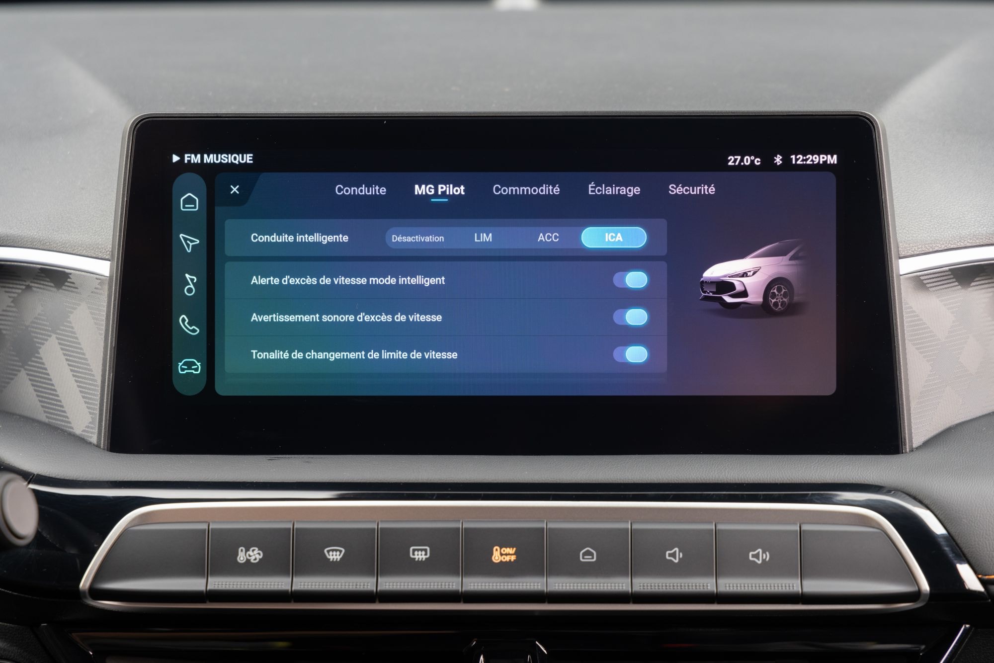 Pantalla de visualización con cámaras de asistencia, tecnología avanzada.