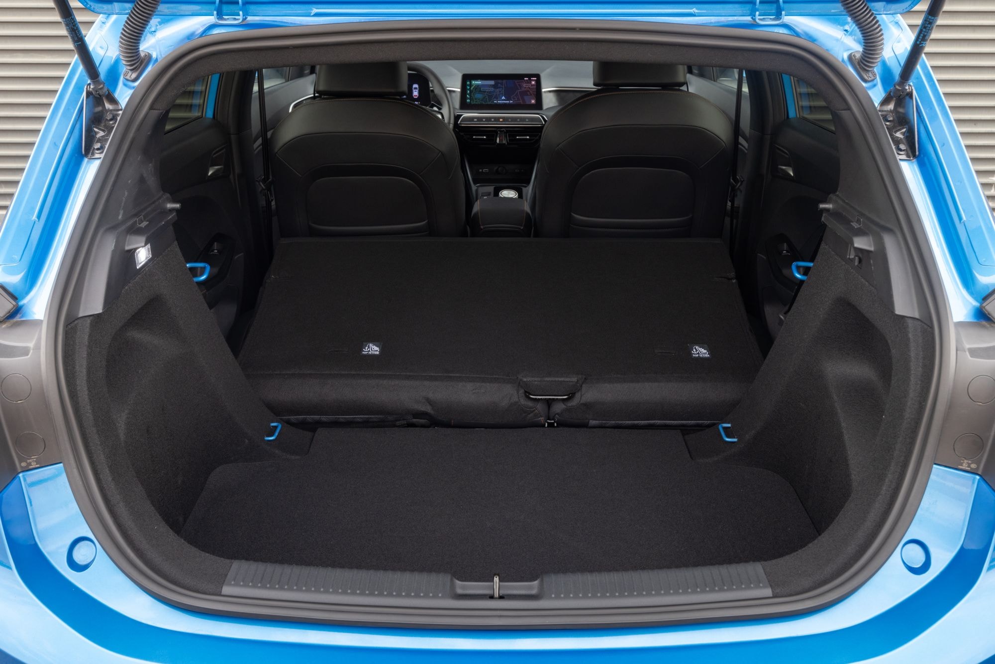 Menú de funciones del vehículo, diseño amigable y accesible.