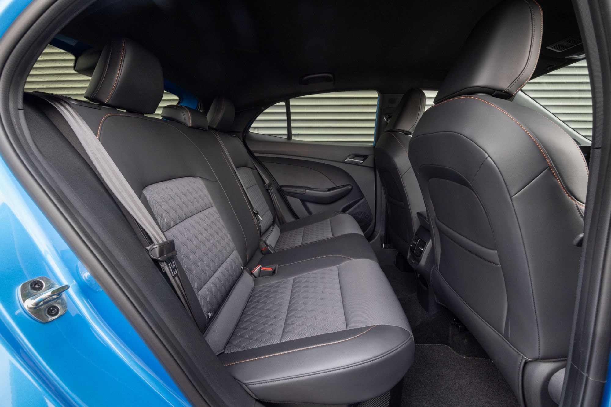 Asiento ergonómico con tapicería de calidad, comodidad garantizada.