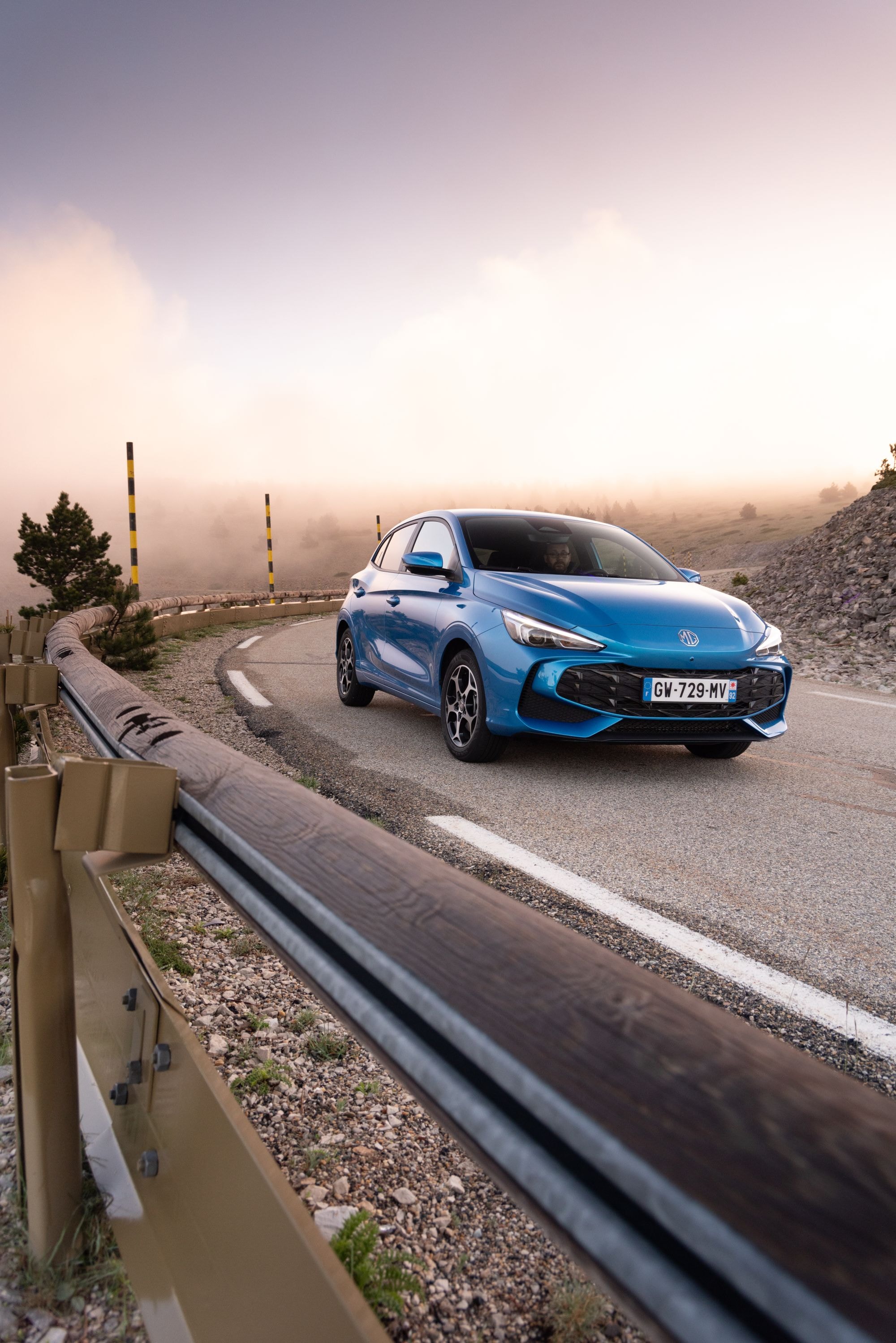 El MG 3 en una curva montañosa, mostrando su estabilidad y agilidad.