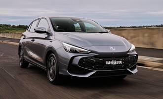 Vista lateral del MG 3, muestra su diseño moderno y aerodinámico. Vista lateral del MG 3, muestra su diseño moderno y aerodinámico.