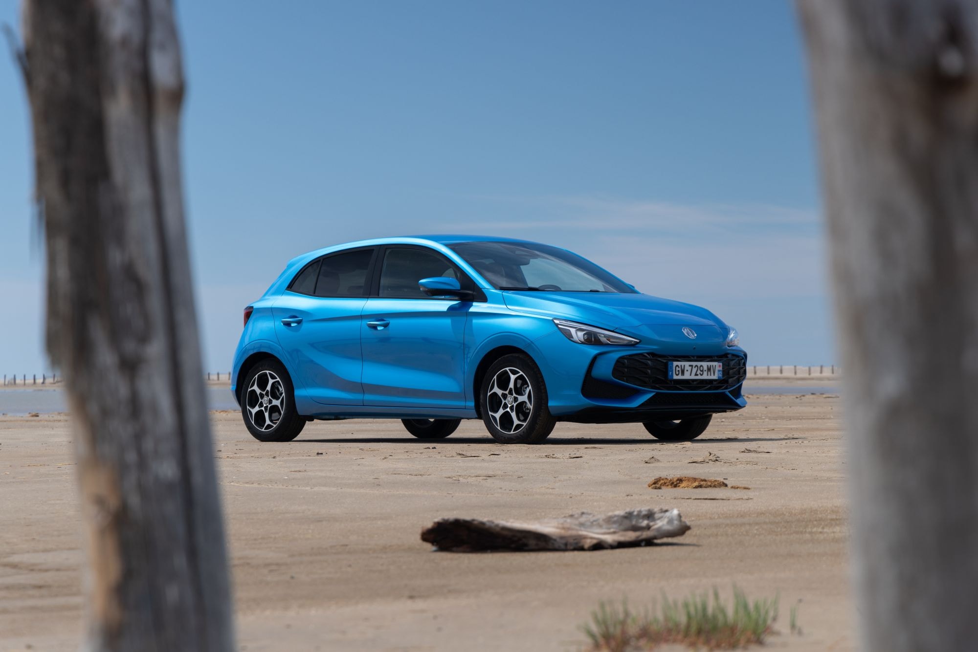 Vista frontal del MG 3 en movimiento, mostrando la dinámica del modelo.