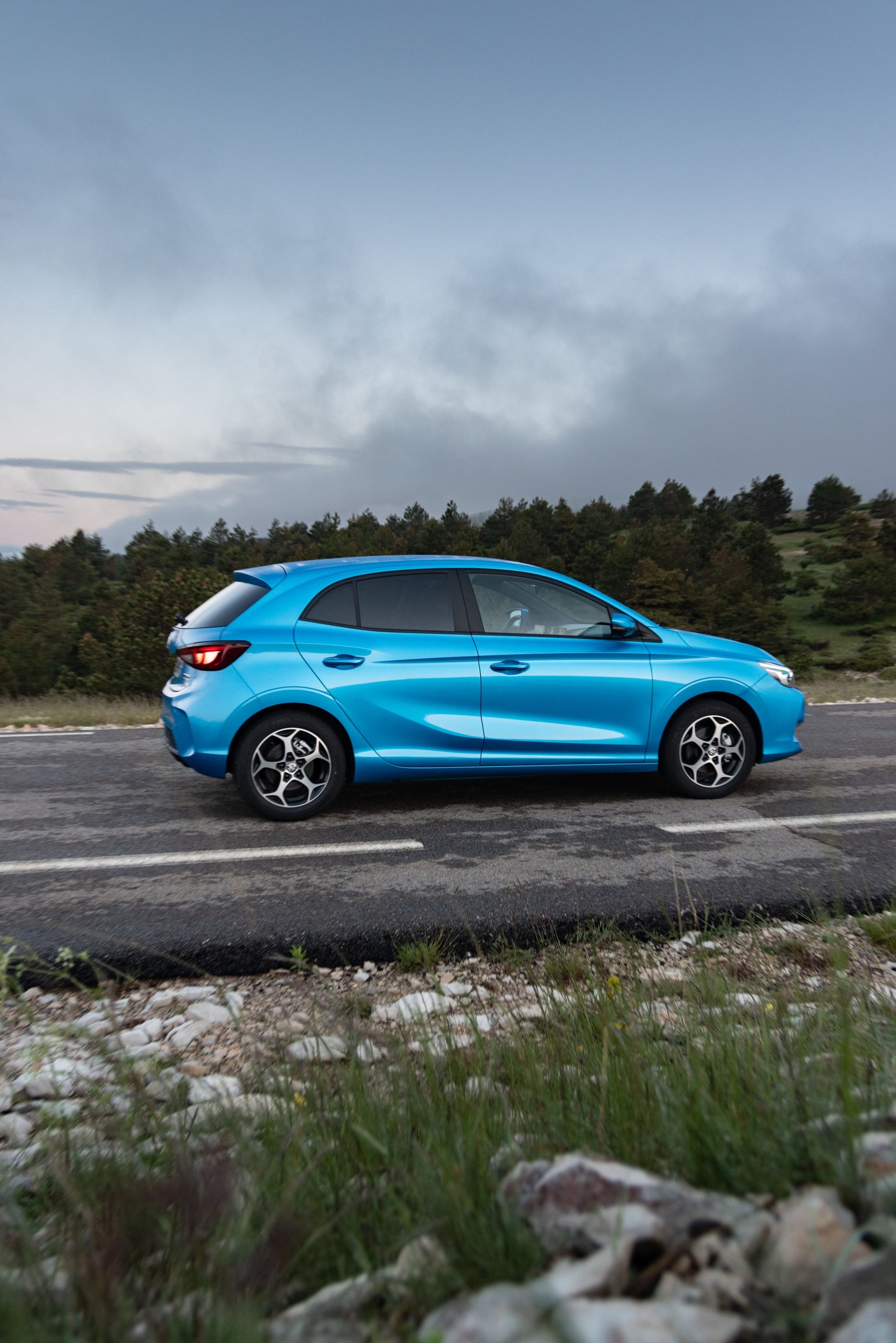 MG 3 en la carretera, reflejando su diseño aerodinámico y moderno.