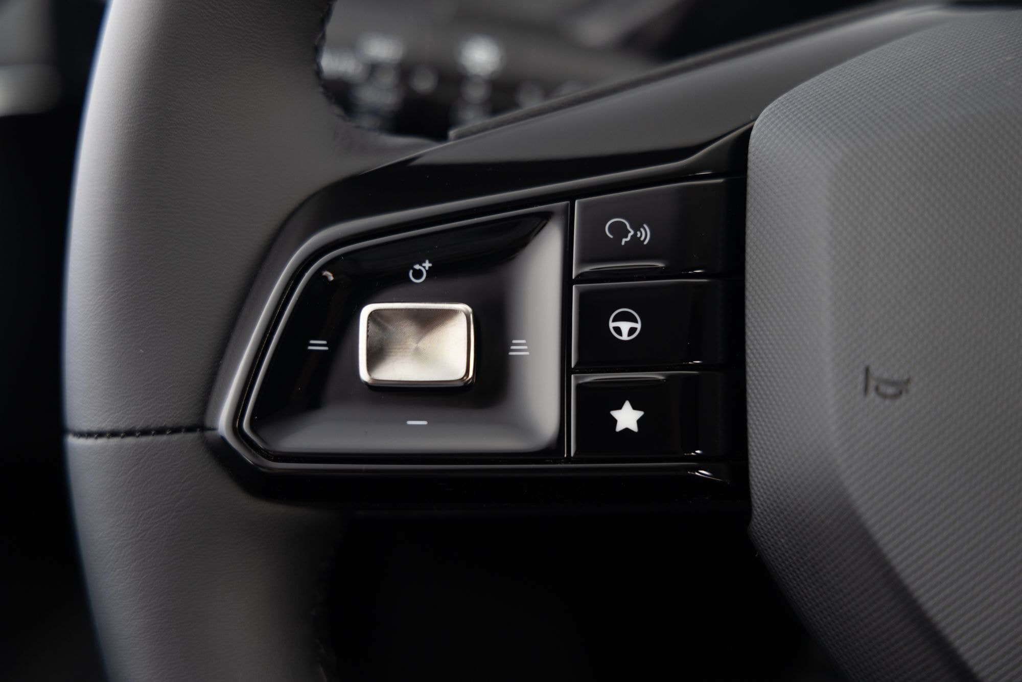 Otra perspectiva lateral del MG 3, destacando su línea deportiva y felina.