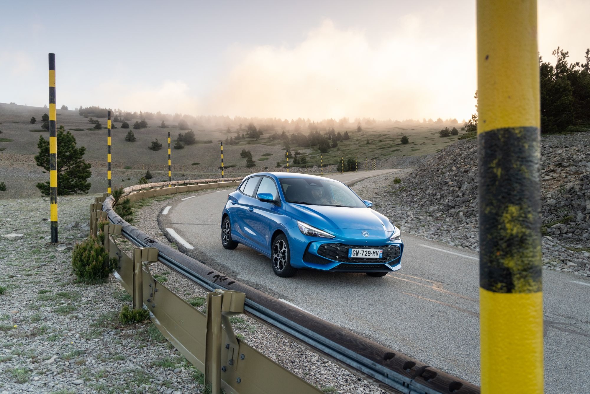 MG 3 desde atrás en un entorno natural, resaltando su atractivo.