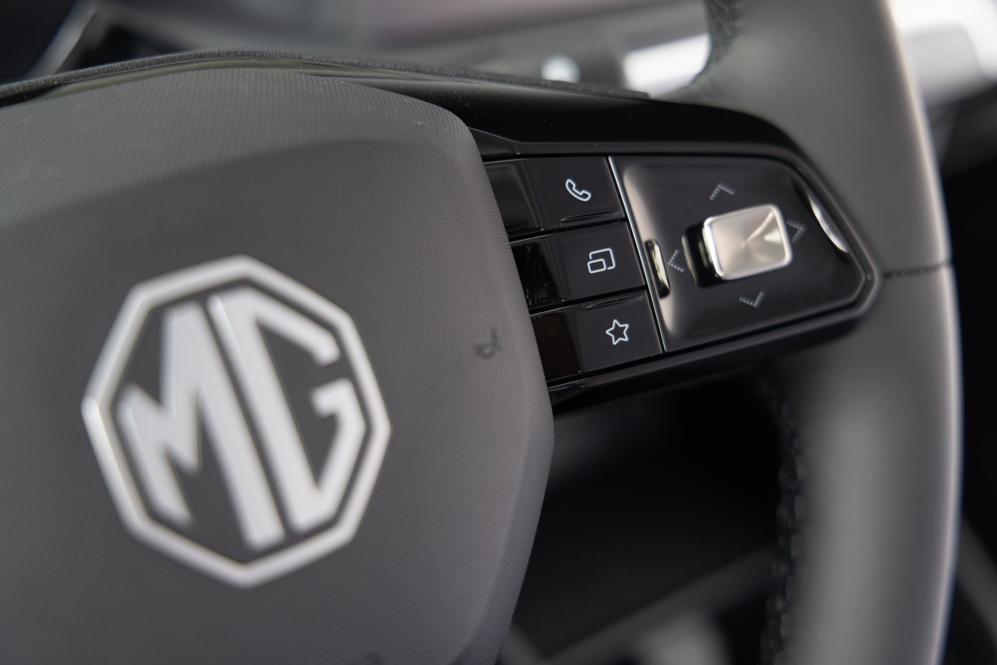 Detalle del volante del MG 3, con controles de fácil acceso y un diseño elegante.